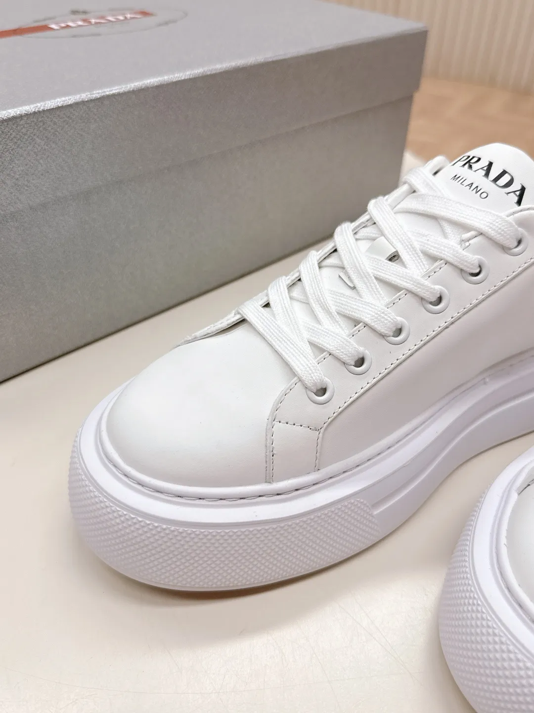 👟👟Ex-factory price 600👟👟 Prada 25ss new casual white shoes, couple style 👫 P fashion white shoes, re-released, high-quality shipments, elegant and generous, comfortable on the feet, super classic, super light and comfortable on the feet Fabric: silky cowhide Lining: water-dyed sheepskin lining + genuine leather foot sole: EVA outsole Code number: 35-45 (40 for women, 45 for men, customized)